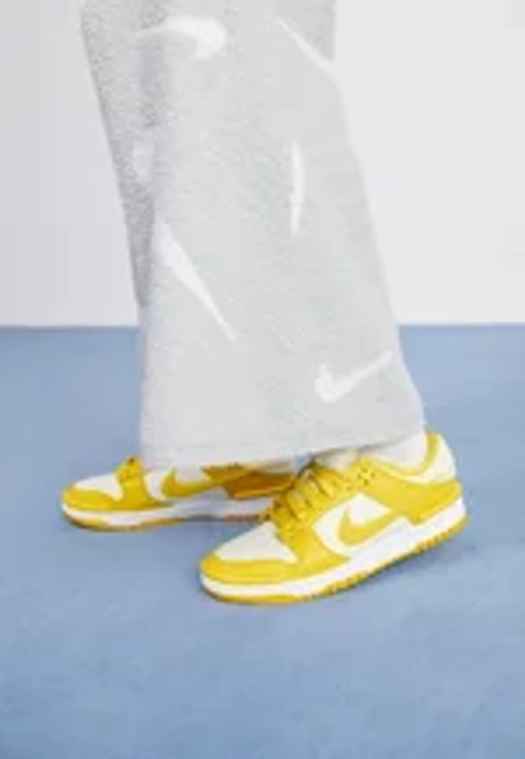 Nike Sportswear DUNK TWIST - Baskets basses - coconut milk/vivid sulfur/white/blanc - ZALANDO.FR