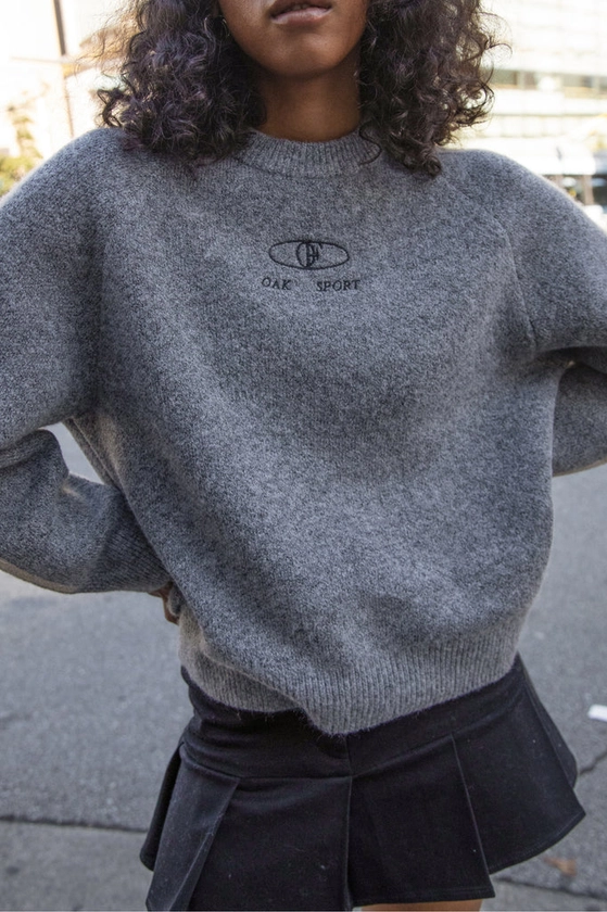 EMBROIDERED OAK SPORT SWEATER