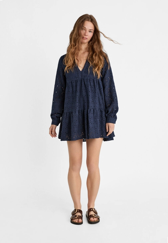 Robe courte fluide avec broderie - Mode femme | Stradivarius France