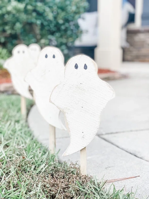 Set of 4 Ghost Yard Stakes, Halloween Ghost, Wood Ghosts, Farmhouse Ghosts, Rustic Ghosts, Halloween Yard Decor, Garden Yard Art,