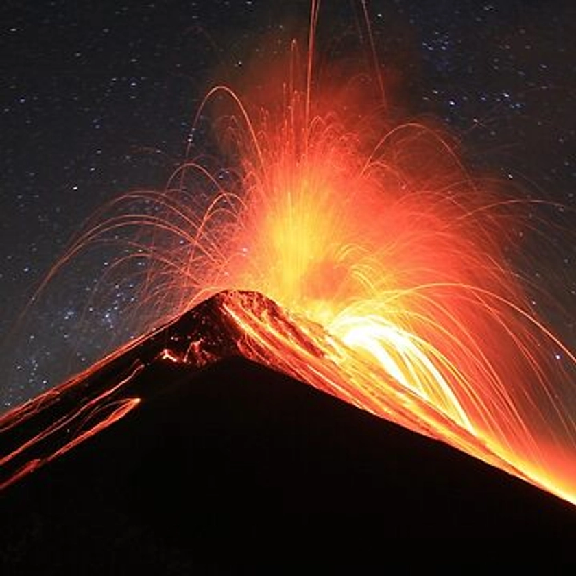 Fuego entre en éruption par une nuit sans lune | Poster