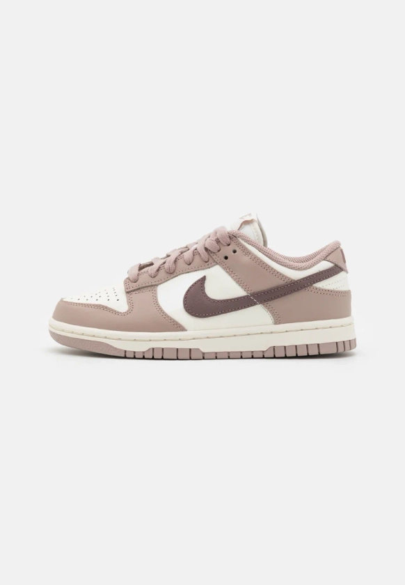 Nike Sportswear DUNK - Baskets basses - sail/plum eclipse/diffused taupe/blanc - ZALANDO.FR