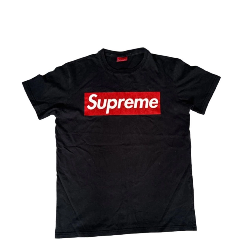 Supreme tee shirt Logo cracking a little bit Size small - Depop