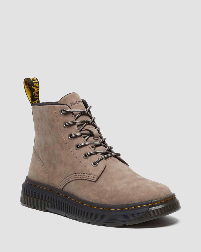 Boots Crewson Chukka Buck à lacets en Taupe | Dr. Martens