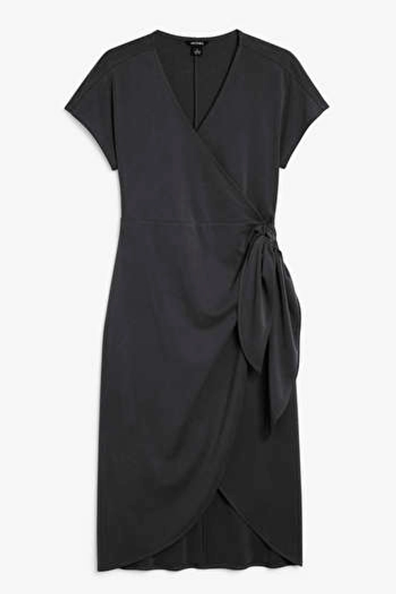 Super-soft midi knot dress - Black - Monki GB