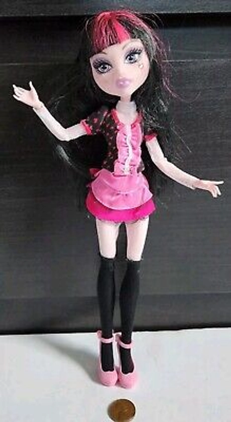 Monster High Killer Style / Day At The Maul Draculaura Doll 2011