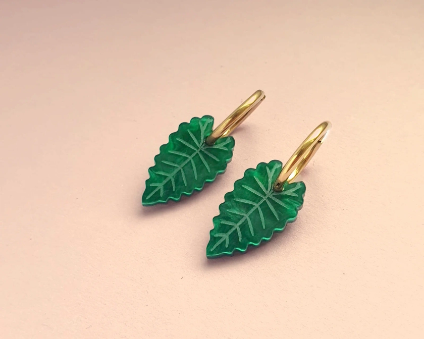 Alocasia Blätter Ohrringe mit Edelstahl Hoops