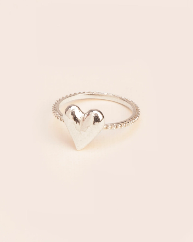 Ring with hammered heart in silver