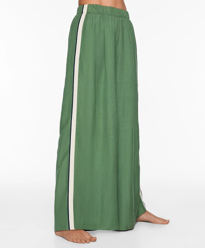 Trousers with linen appliqué along the sides