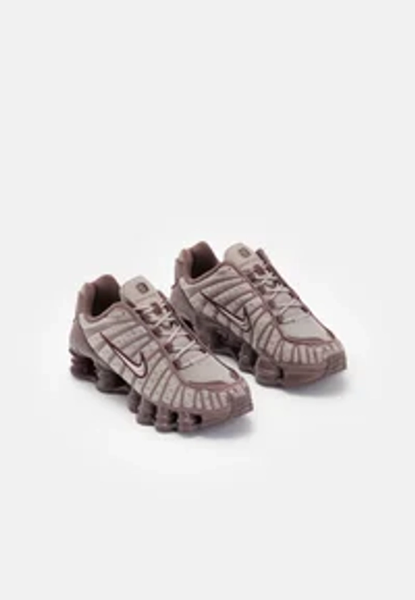 Nike Sportswear SHOX TL - Baskets basses - pumice/night maroon/plum eclipse/gris - ZALANDO.FR