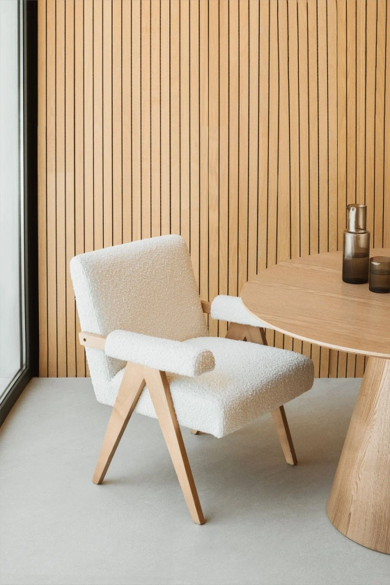 Silla de comedor en madera de fresno y tela bouclé Lucca 