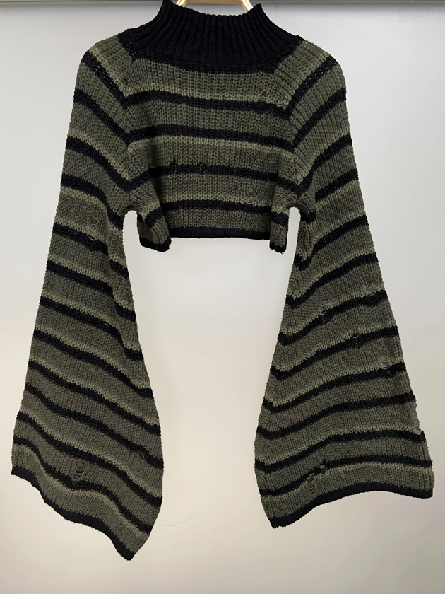 Plus Size Punk Sweater, Women&#39;s Plus Colorblock Stripe Print Bell Sleeve Mock Neck Ripped Crop Jumper