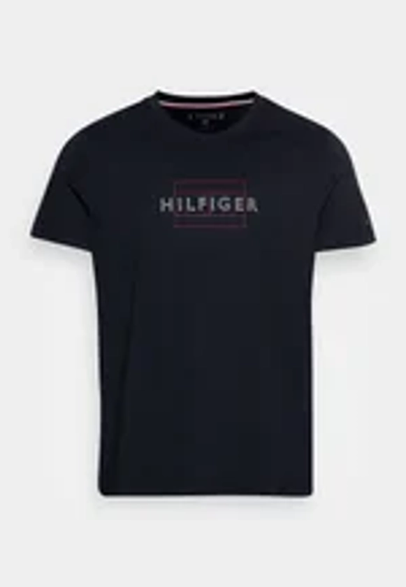 Tommy Hilfiger LINEAR FLAG TEE - T-shirt imprimé - desert sky/bleu marine - ZALANDO.FR