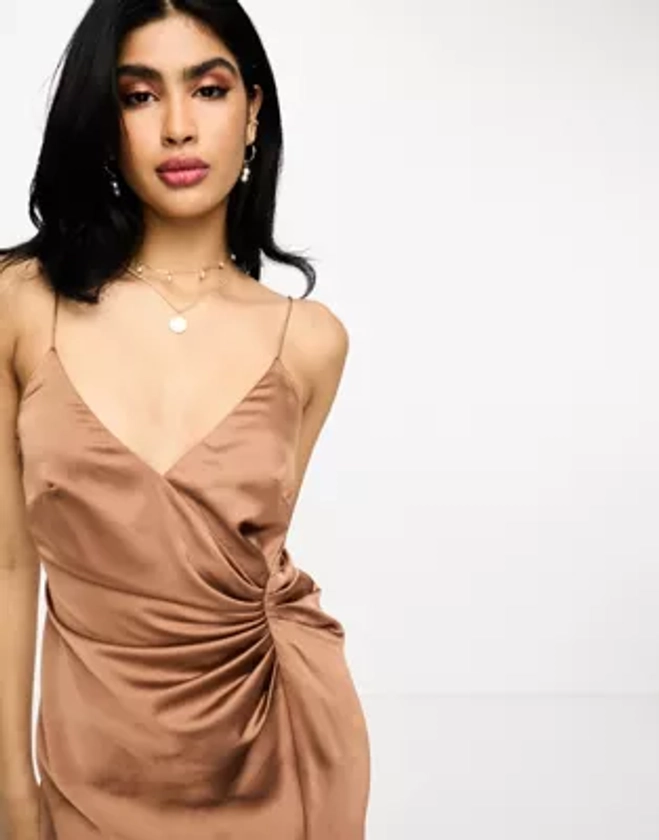 ASOS EDITION - Robe longue caraco en satin avec détail drapé - Moka