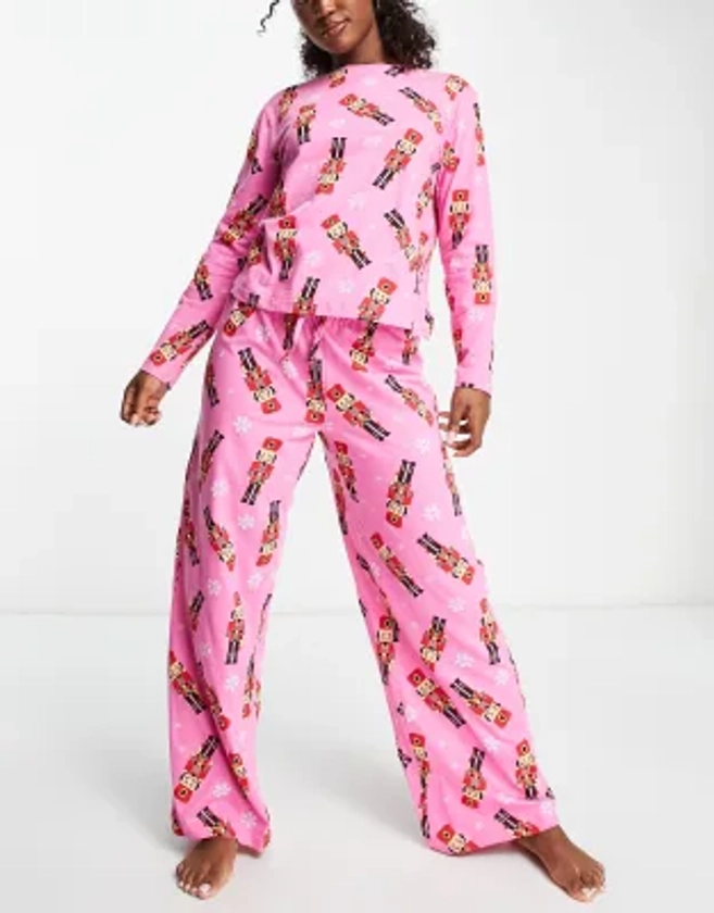 ASOS DESIGN - Pyjama avec top manches longues et pantalon à motif casse-noisettes - Rose