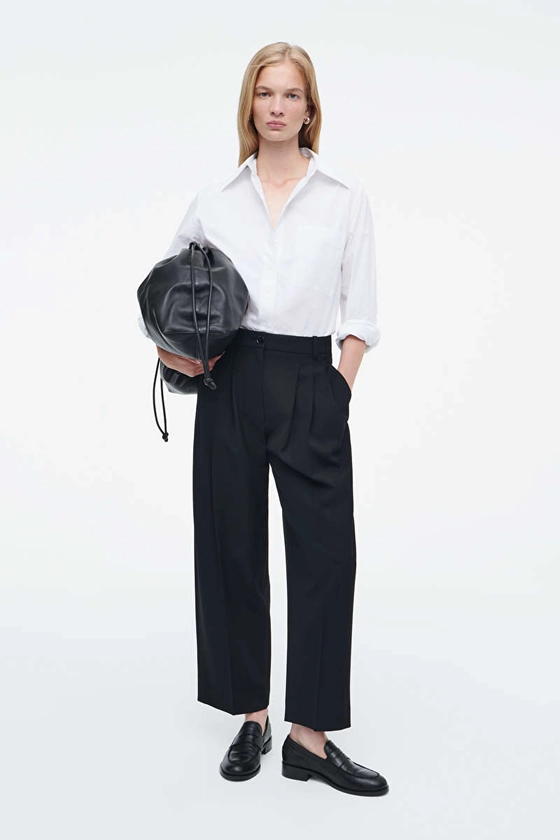 PANTALON BARREL À PLIS EN LAINE MÉLANGÉE - Noir - Trousers - COS