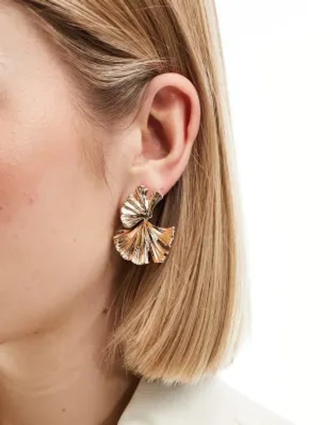 ASOS DESIGN - Boucles d'oreilles pendantes avec feuilles texturées - Doré