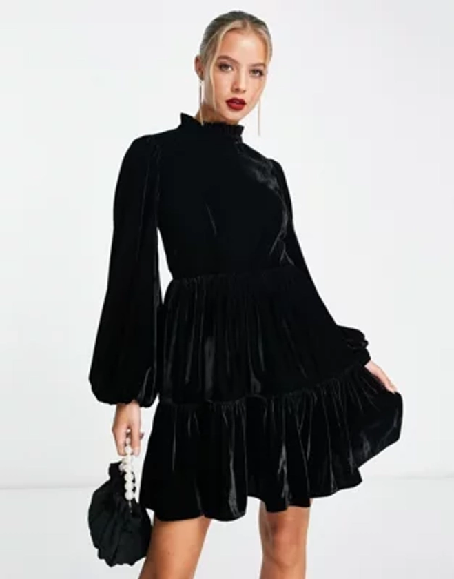 ASOS DESIGN - Robe babydoll courte en velours avec poches et encolure pâquerette - Noir