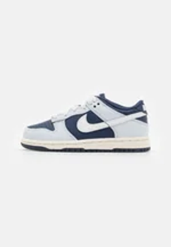 Nike Sportswear DUNK UNISEX - Baskets basses - football grey/summit white/midnight navy/gris clair - ZALANDO.FR