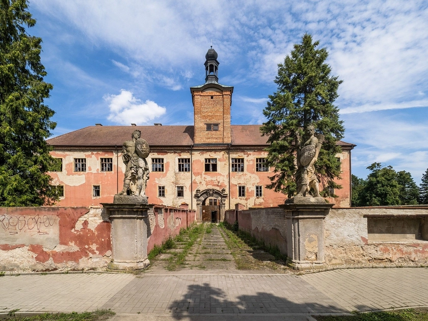 Fixer upper investment castle near Prague | REALPORTICO