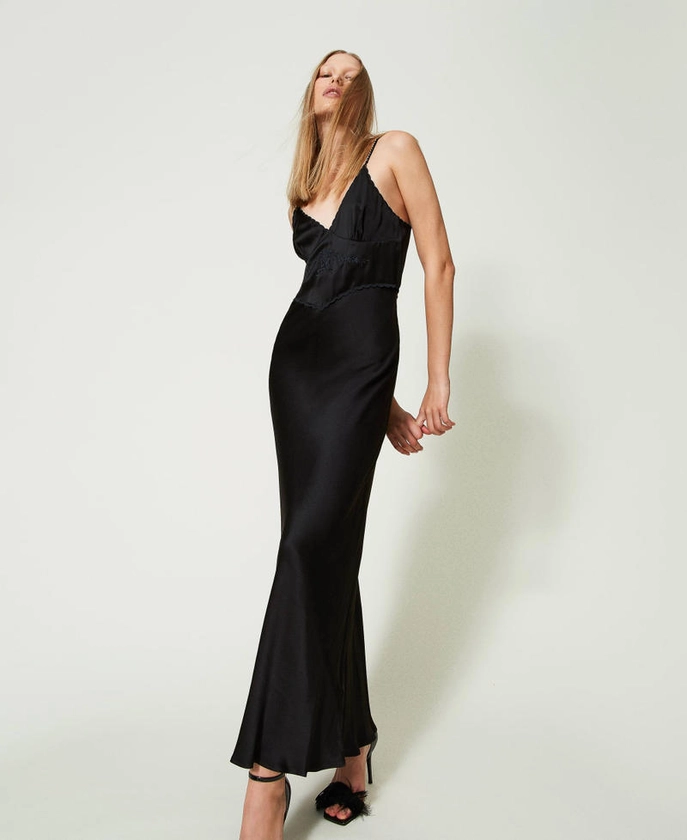 Robe longue en satin avec broderie