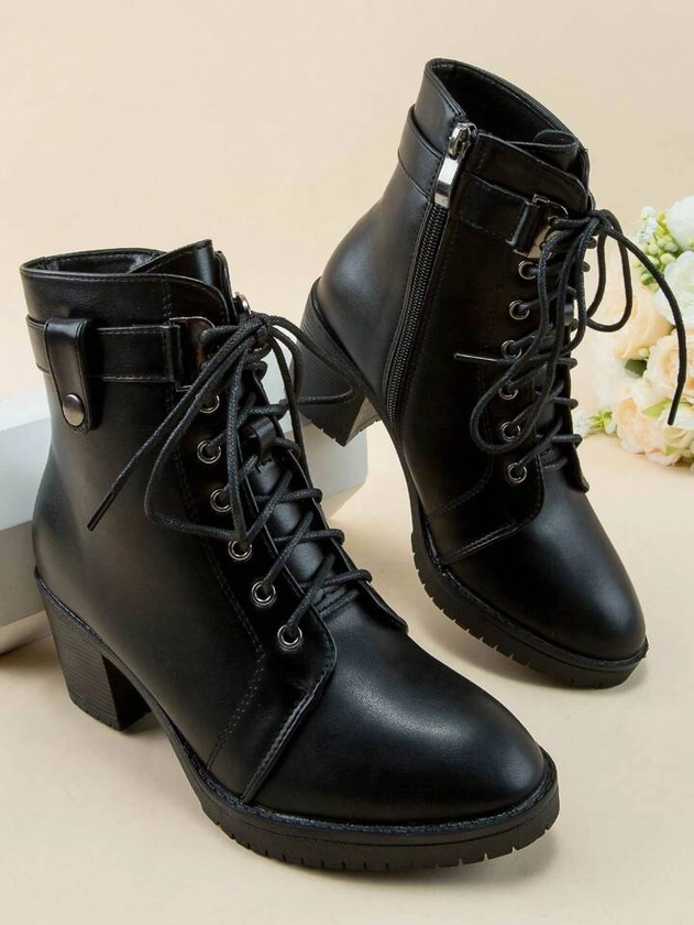 Botas para mujer, nuevos tacones de pendiente de estilo occidental con cremallera lateral, correas de moda, puntera redonda y botas cortas de cuero negro de motocicleta a media pantorrilla y longitud del tobillo, perfectas con cárdigan, jeans en otoño e invierno