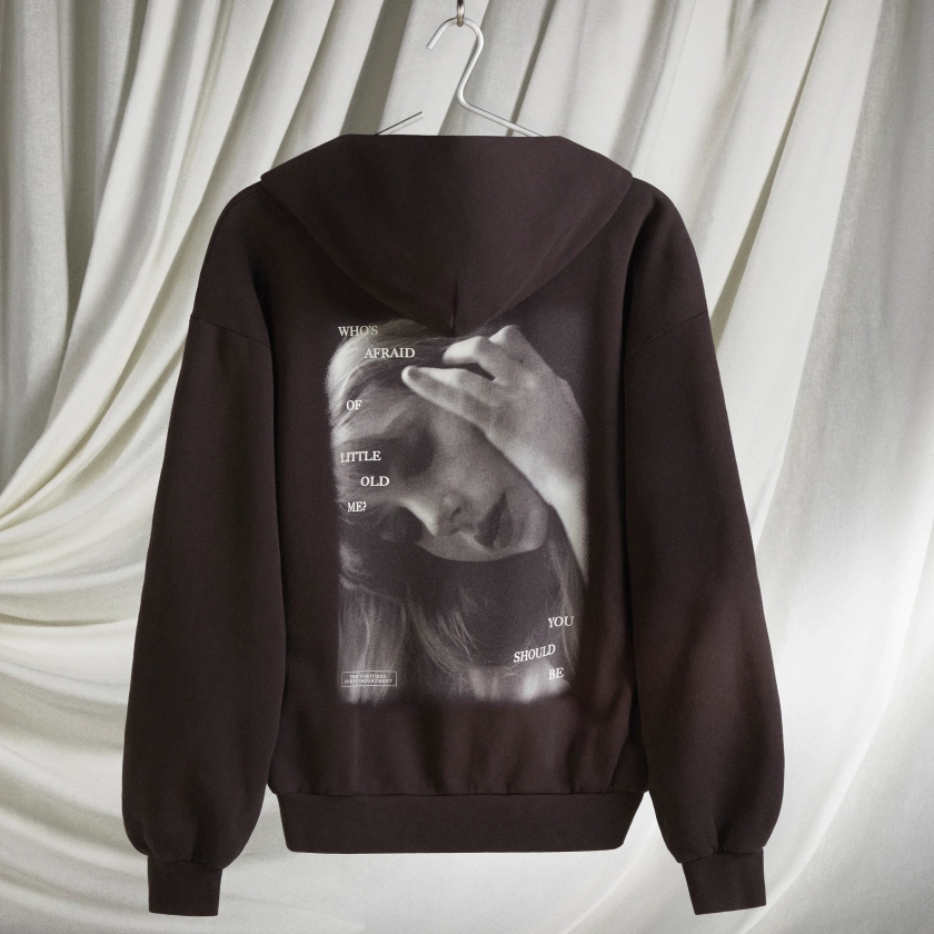 Who's Afraid Of Little Old Me? Hoodie Marron Foncé - Store Taylor Swift