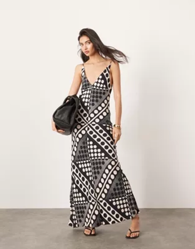 ASOS EDITION - Robe caraco longue avec imprimé foulard à pois - Noir et blanc | ASOS