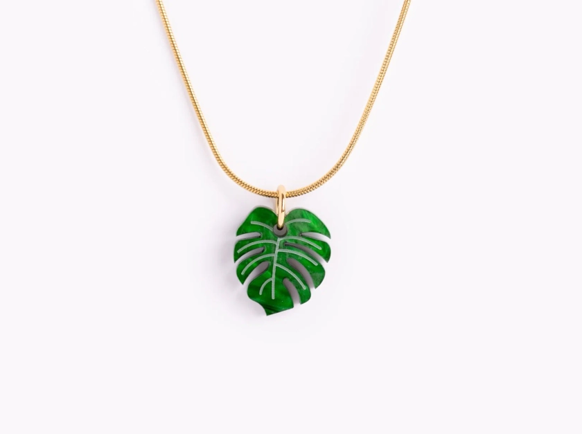 Elegant necklace with a green Monstera pendant