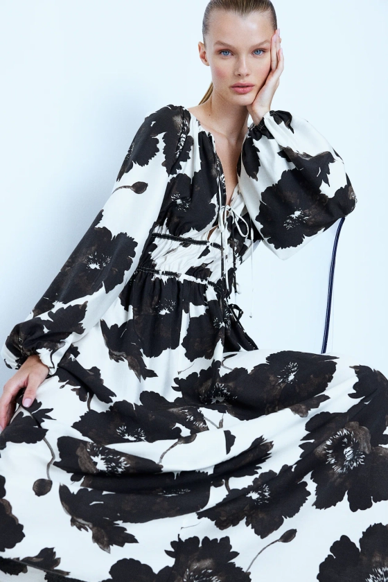 Oversized drawstring-detail dress - V-neck - Long sleeve - White/Black floral - Ladies | H&M GB