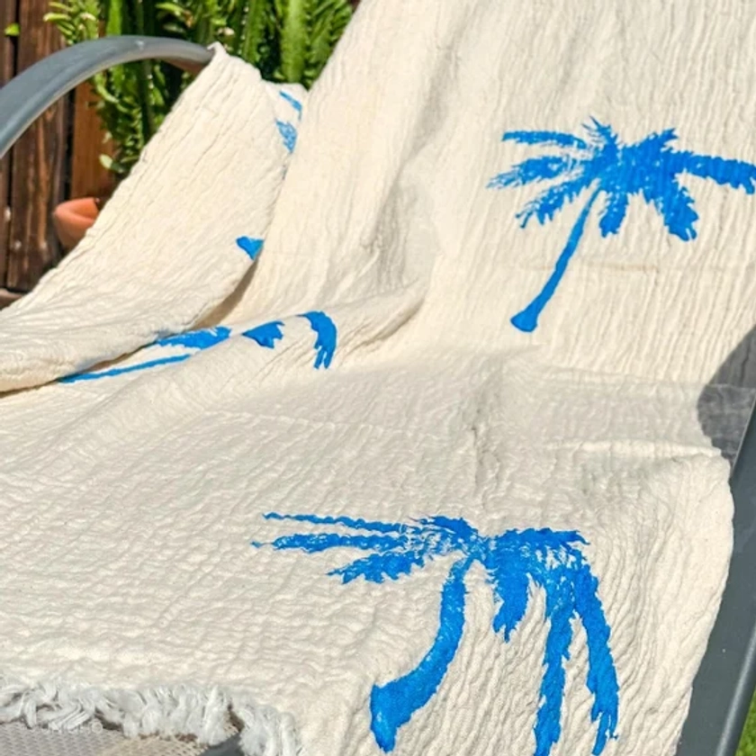 Serviette de plage imprimée à la main Blue Palm, Peshtemal, jet turc personnalisé en coton biologique, couverture de yoga de méditation Boho - Etsy France