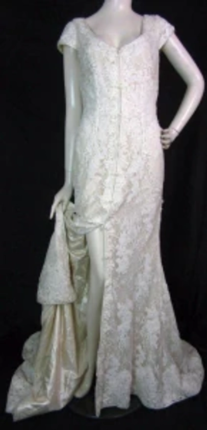 BNWT Pronovias Size 12  All Over Lace Front Fastening Fit & Flare Wedding Dress with Chapel Train