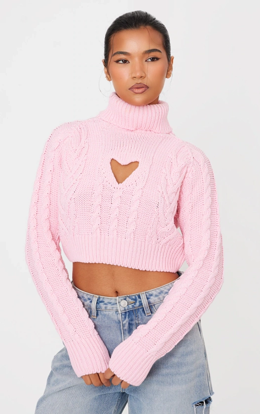 Pull en maille tricot torsadée rose tendre à col roulé et découpe en forme de cœur