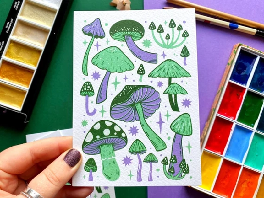 Carte postale champignon violet et vert. Carte postale d&#39;art à la gouache. Mini impression champignon. Motif champignon. Impression de champignon vénéneux. Impression de champignons. Art de la carte postale