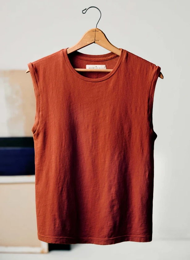the cotton muscle tee in terracotta