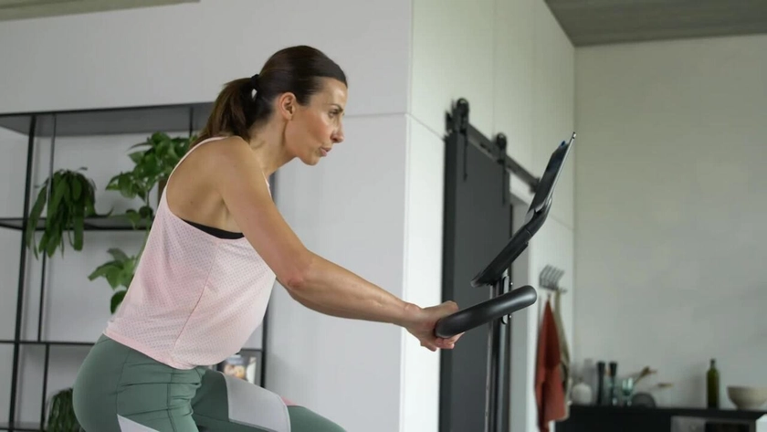 Vélo d'appartement 520 auto alimenté et connecté aux applications de coaching