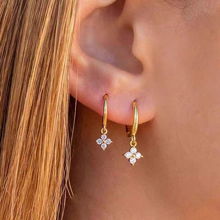 1 Pair Of Fashionable, Sweet Flower Ear Studs, Korean Style, Simple And Elegant, With Diamond-Studded Four-Leaf Clover Earrings For Ladies To Wear On Daily And Casual Occasions. | SHEIN USA