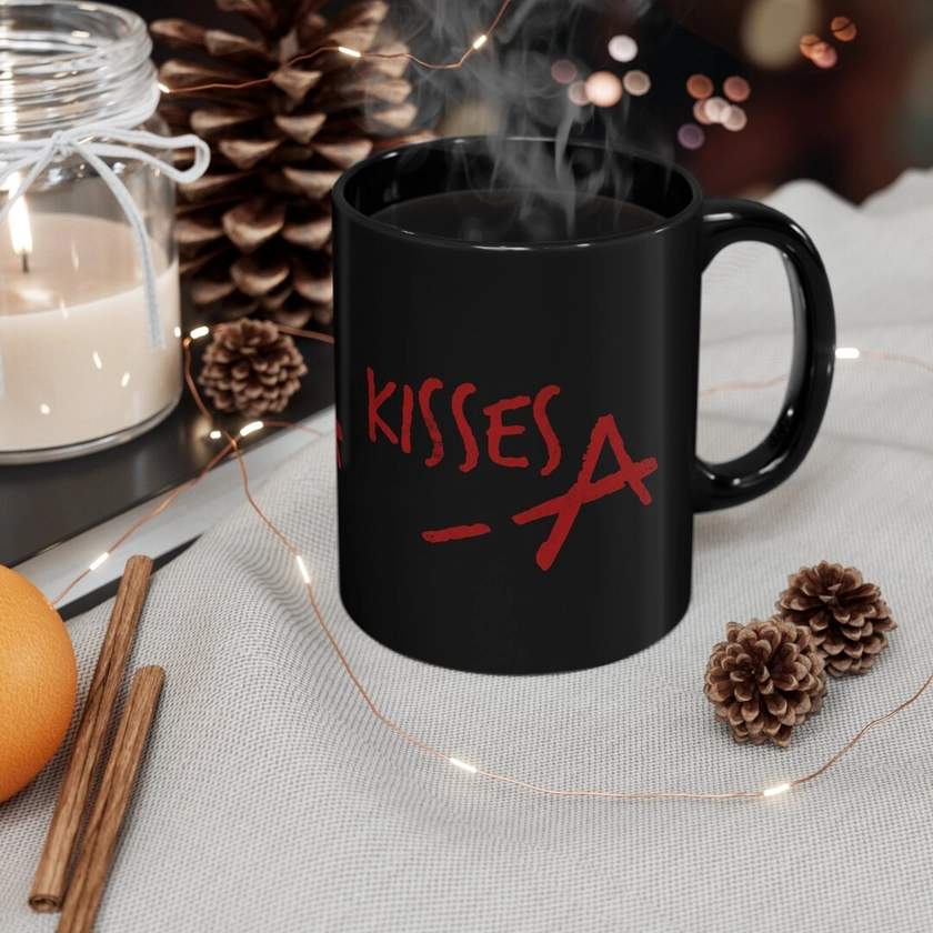 Bisous -A - Mug Noir - Pretty Little Liars - Pretty Little Liars Original Sin