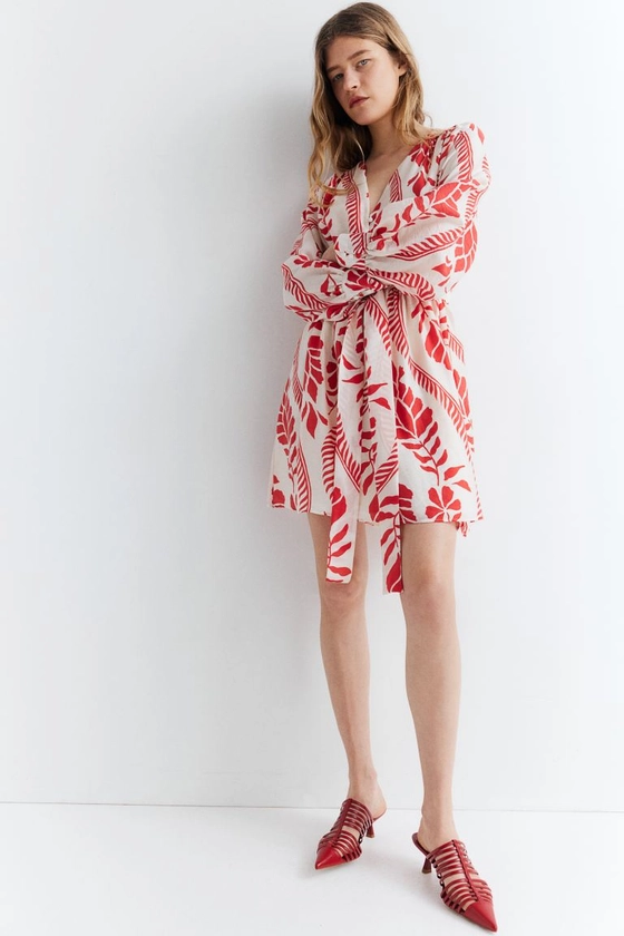 Robe avec ceinture à nouer - Encolure en V - Manches longues - Crème/motif rouge - FEMME | H&M FR