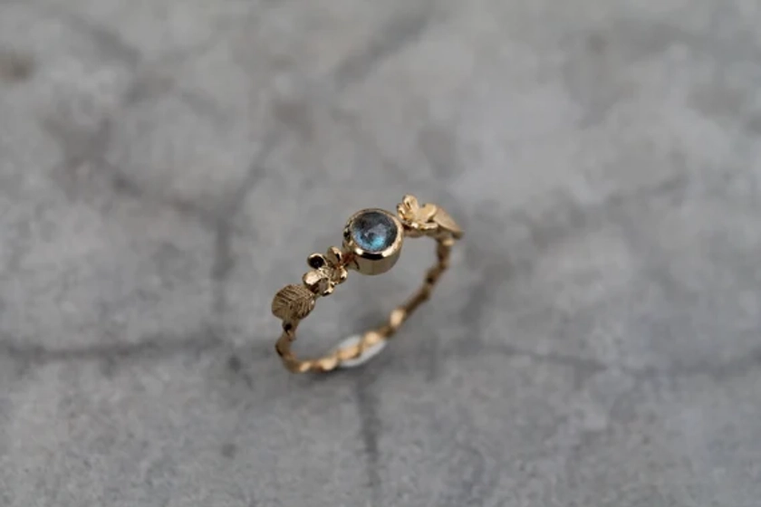 Bague fleurs et feuilles minimalistes et labradorite