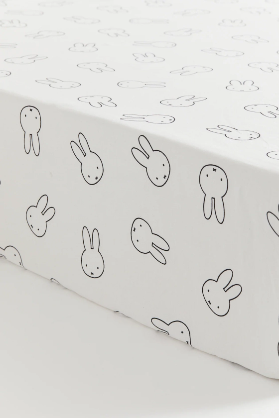 Patterned cotton fitted sheet - White/Miffy - Home All | H&M GB