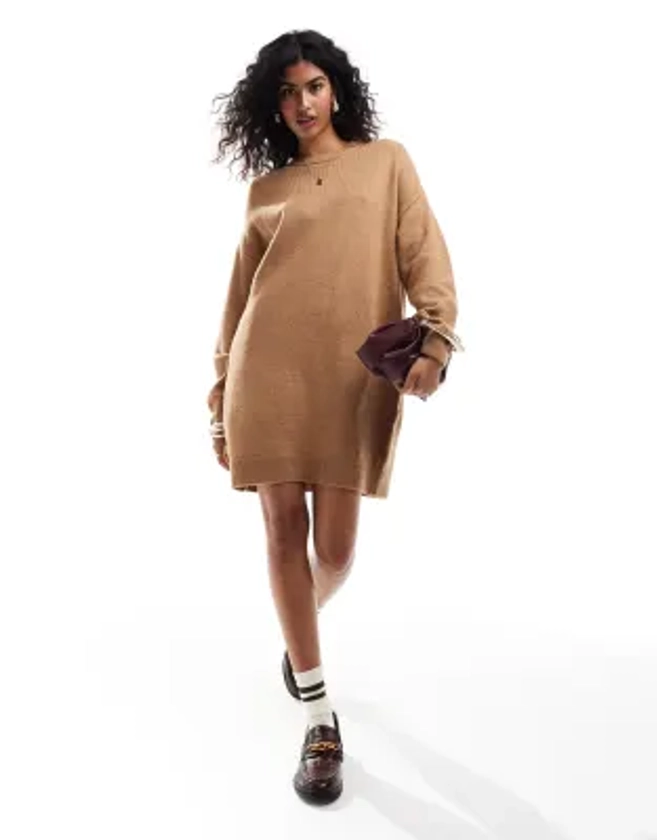 ASOS DESIGN - Robe pull courte en maille à col ras de cou - Camel | ASOS