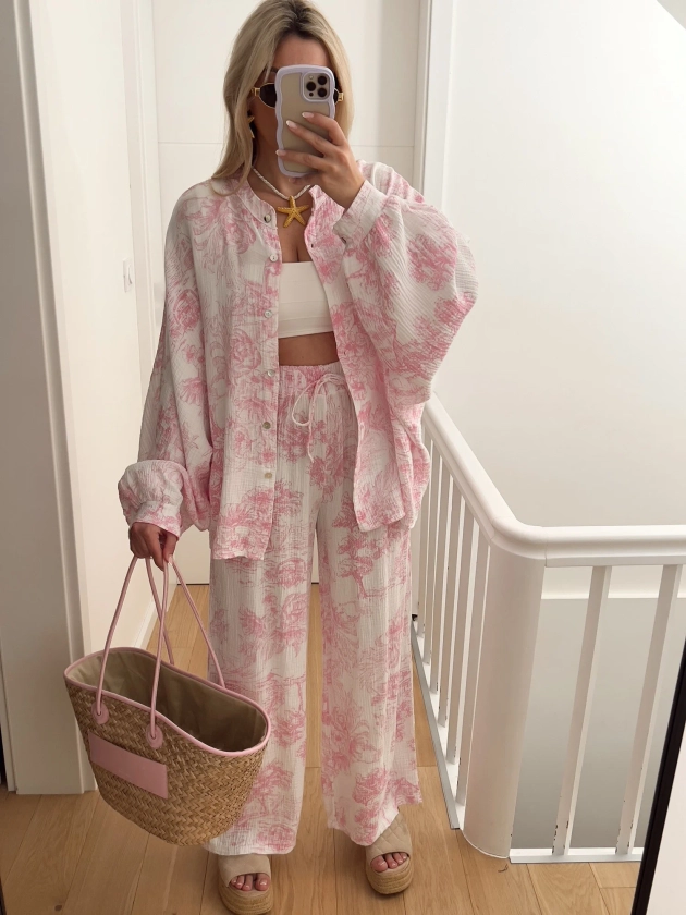 Ensemble POLLY Pantalon et chemise gaze de coton motif toile de Jouy rose