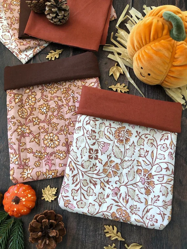 Pochette à livre matelassée et rembourrée faite main avec des tissus aux couleurs de l&#39;automne, motif indien fleuri dans le style cosy.