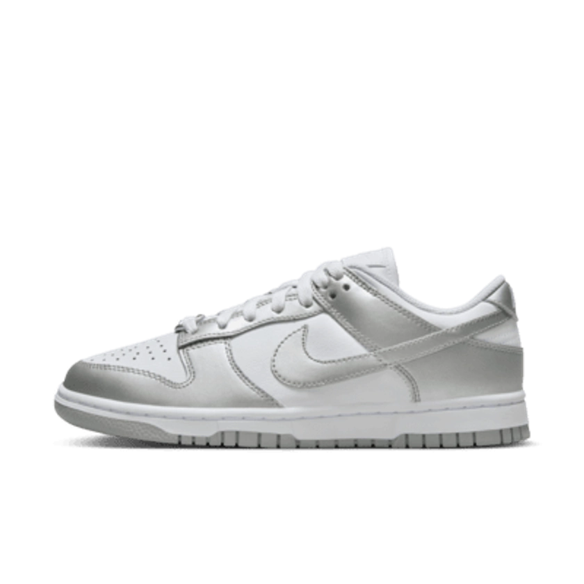 Chaussure Nike Dunk Low pour femme. Nike BE
