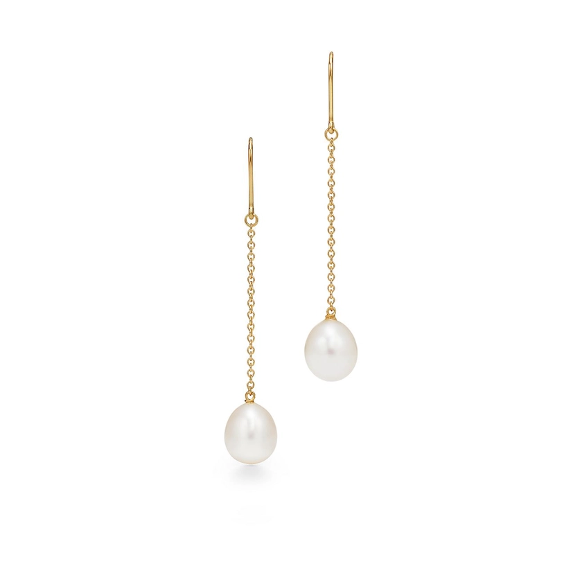 Elsa Peretti® Pearls by the Yard™ chain earrings in 18k gold. | Tiffany & Co. UK