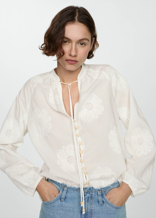 Блузка з квітковою вишивкою та бантом