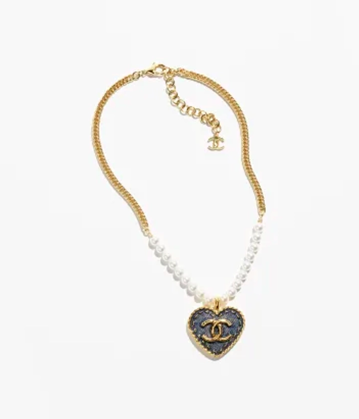Collier à pendentif - Métal & perles de verre, doré, bleu & blanc nacré — Mode | CHANEL