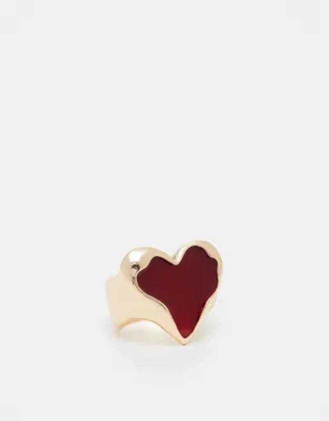 ASOS DESIGN - Ring met rood hartje van hars in goudkleur