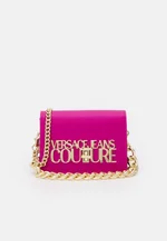 Versace Jeans Couture RANGE LOGO LOCK SKETCH BAGS - Sac bandoulière - orchid/violet - ZALANDO.FR